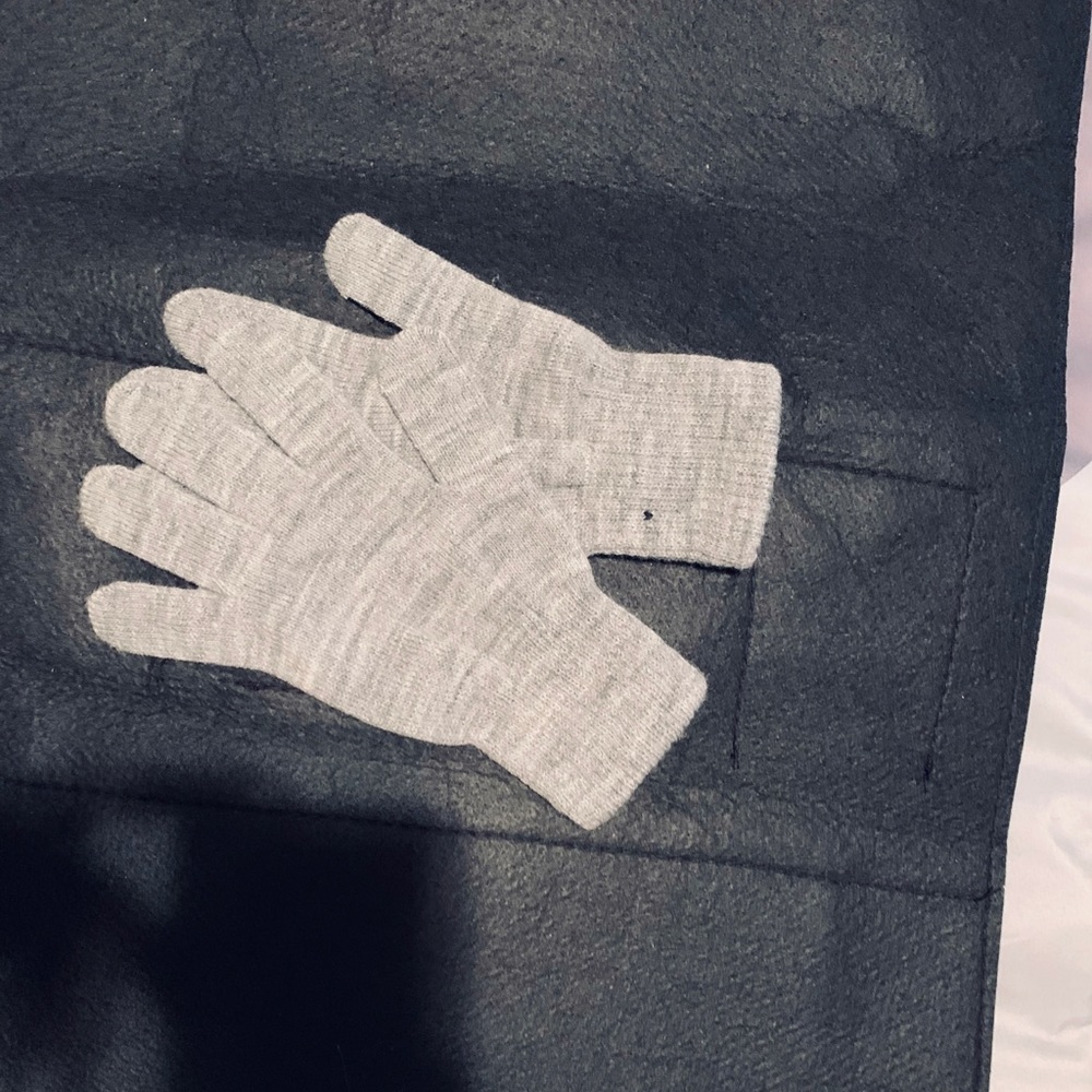 Grey winter gloves, never been worn.